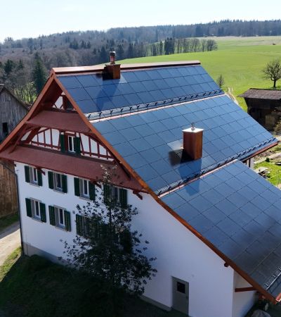 Dach- und Fassadensanierung mit PV-Anlage