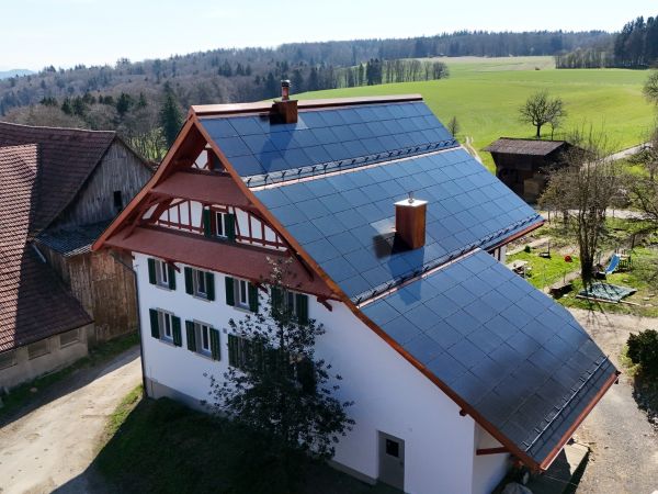 <b>Dach- und Fassadensanierung mit PV-Anlage</b> <br />Spreitenbach